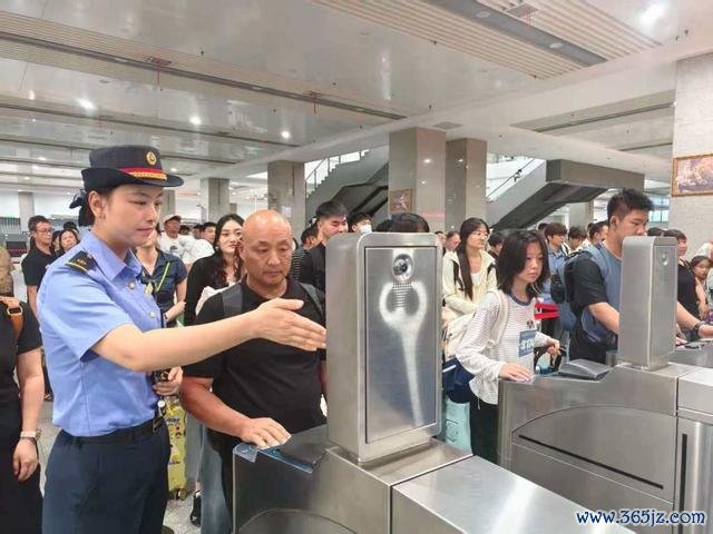 阜阳西站责任主说念主员组织搭客有序检票进站。 谷晨 摄