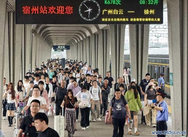 宿州站责任主说念主员在站台引导大客流安全有序乘降。 祝海侠摄