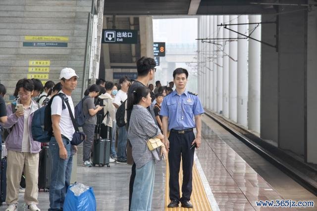 阜阳西站责任主说念主员组织搭客有序检票进站。 谷晨 摄